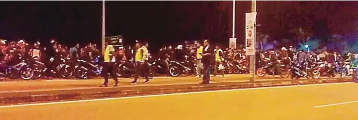  ?? FILE PIC ?? Police carrying out an operation along Senawang Highway to nab illegal racers.