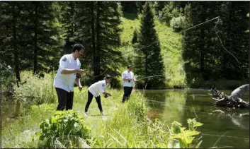 ?? ?? “Top Chef” Colorado contestant­s catch fish in Aspen in Season 15.