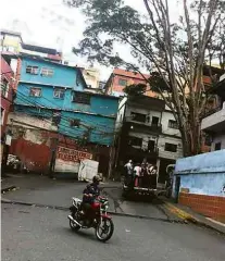  ?? Arquivo pessoal ?? Motociclis­ta circula por rua da Venezuela