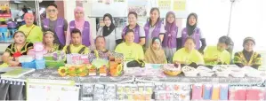  ??  ?? PUSAT Pemulihan Dalam Komuniti (PDK) Beluran diketuai Penyelia PDK Beluran Siti Anisah Sani (belakang, tiga kiri) turut mengadakan pameran aktiviti para pelatih PDK.