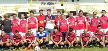  ??  ?? (Standing from fourth left) Willie, Mordi and Dr Yii pose for a photo call with players from Team Willie and SDFC and organising committee members.