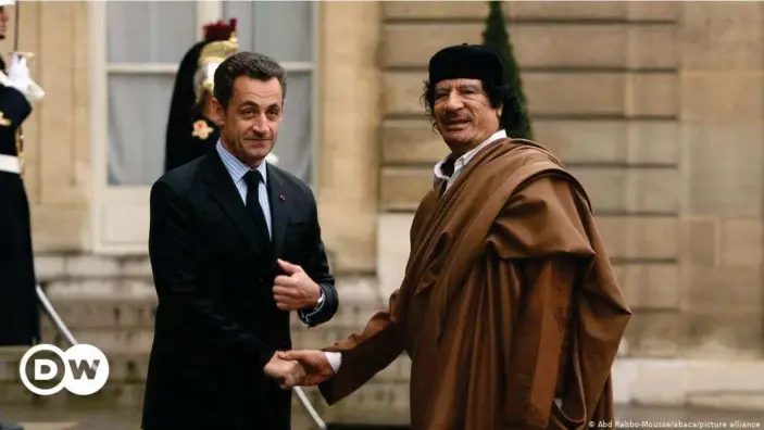  ??  ?? Ein Foto aus besseren Zeiten für Nicolas Sarkozy: Händedruck mit Libyens Diktator Gaddafi vor dem Elysee-Palast 2007