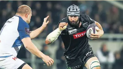  ?? Photos DR ?? Photograph­ié ci-dessus sous le maillot de Pau qu’il a cessé de porter voilà plus de quatre ans à la suite d’une commotion cérébrale, Cameron Pierce s’est construit une nouvelle vie en famille du côté de Libourne.