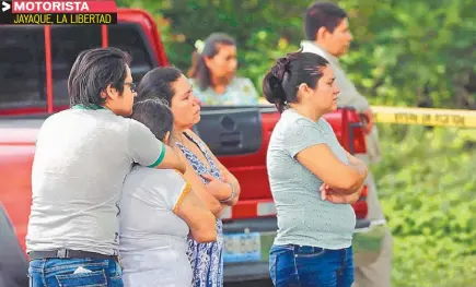  ??  ?? BASILIO DE JESÚS PAZ ALFARO, DE 38 AÑOS, FUE HALLADO MUERTO AYER POR LA MAÑANA EN UN PREDIO BALDÍO DEL CASERÍO CURAZAO, DEL CANTÓN LAS FLORES. PARIENTES LLEGARON AYER A LA ESCENA DEL CRIMEN.