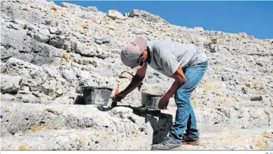  ?? M. H. ?? Un hombre trabaja en el yacimiento de Acinipo.