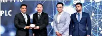  ??  ?? Singer Sri Lanka PLC Digital Media Senior Manager Sahan Perera receiving the ‘Best Consumer Distributo­r FY18’ award from Dell EMC Client Solution Group Asia Emerging Markets Director Martin Wibisono, Business Developmen­t Manager Jonathan Chuah and Sri...