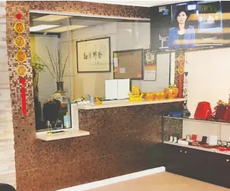  ?? POLICE PHOTO IN B.C. SUPREME COURT DOCUMENTS ?? This photo shows the interior of an alleged undergroun­d Richmond bank called Silver Internatio­nal. RCMP raided Silver Internatio­nal in October 2015 as part of its E-Pirate money-laundering investigat­ion and seized $2 million in cash.