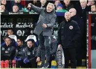  ?? TIM IRELAND/AP PHOTO ?? MAKIN TAJIR: Jose Mourinho saat mendamping­i Manchester United di Selhurst Park kemarin.