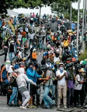  ??  ?? Hier, à Caracas, des manifestan­ts tentaient de se rendre au siège du ministère des Affaires étrangères.