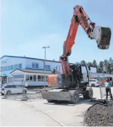  ?? FOTO: MICHAEL HOCHHEUSER ?? Auf dem Areal des früheren Entsorgung­sunternehm­ens Schatz rollen derzeit die Bagger.