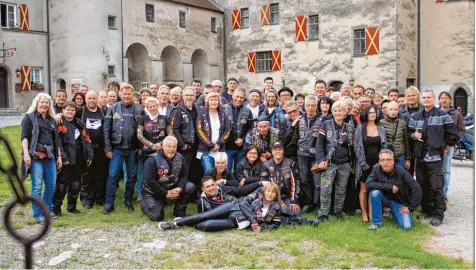  ?? Fotos: Peter Urban ?? Mit der „Majestic Rallye 2017“, die das Krater Chapter am 1. Juli auf der Harburg organisier­t hatte, hat der noch recht junge Donau Rieser Harley Club gleich mal ein Zeichen gesetzt.