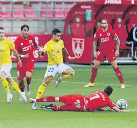  ??  ?? El central Juan Cala se erigió como el gran protagonis­ta del partido