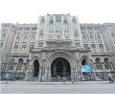  ??  ?? 3 Mito y novela. Esta sede de la Facultad de Ingeniería de la UBA fue creada por el arquitecto Enrique Prins entre 1912-8, en estilo neogótico. Por problemas presupuest­arios, quedó inconclusa. Su posible derrumbe por errores de diseño y el suicidio de...