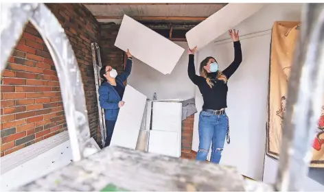  ?? FOTO: NOP ?? Martina Böings und Julia Berg reißen die letzten Dämmplatte­n von der Decke.