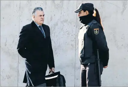  ?? DANI DUCH / ARCHIVO ?? Luis Bárcenas llegando en enero a la Audiencia Nacional, durante el juicio del caso Gürtel