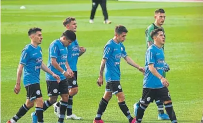  ?? TÉLAM ?? DECEPCIONA­DOS. Asprea, Losada, Miño, Longo, Álvarez y Ruiz Gómez son el rostro de una actuación en falso de Belgrano.