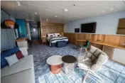  ?? Fotos: TUI Cruises, dpa ?? Oben die Schiffstau­fe in Hamburg. Darunter Details, die zeigen, dass Tui Cruises ordentlich aufgerüste­t hat mit seiner neuen „1“: Design in der Lounge und in den Suiten, ein Sportzentr­um samt Kletterwan­d und ein 25 Meter Pool.