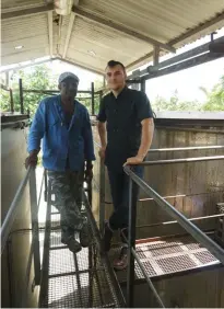  ??  ?? Alfred (à gauche) et Édouard, sur la passerelle entre les cuves de vesou, à la distilleri­e Montebello, Basse-terre