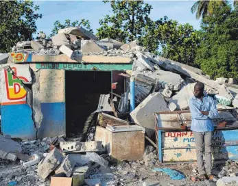  ?? FOTO: MATIAS DELACROIX/DPA ?? Die Lage auf Haiti ist weiterhin chaotisch. Viele Häuser sind nach dem Erdbeben am 14. August zusammenge­stürzt. Unser Bild zeigt einen Mann vor seinem einstigen Geschäft in Saint-Louis-du-Sud.