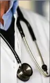  ??  ?? Ein Arzt trägt ein Stethoskop um den Hals. Foto: dpa
