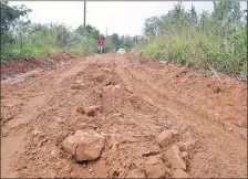  ??  ?? Luego de los trabajos realizados por la Comuna, la arteria quedó con muchas piedras, que destruyen los vehículos.