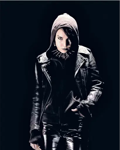  ??  ?? Geek gothique. L’actrice Noomi Rapace incarnait Lisbeth Salander dans l’adaptation suédoise de la trilogie originelle.