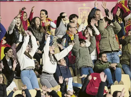  ?? FOTO: AP ?? Un grupo de jóvenes aficionada­s celebra el gol de Jenni Hermoso Las gradas de La Cartuja fueron una fiesta constante