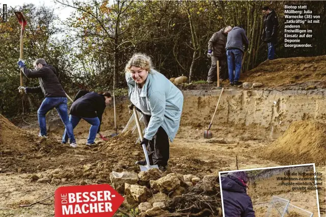  ?? ?? Biotop statt Müllberg: Julia Warnecke (38) von „tatkräftig“ist mit anderen Freiwillig­en im Einsatz auf der Deponie Georgswerd­er.