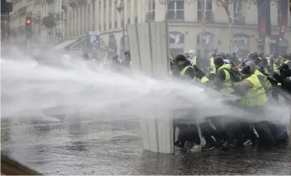  ?? FOTO: AP/KAMIL ZIHNIOGLU ?? Demontrant­erna möttes med vattenkano­ner och tårgas av polisen i Paris.