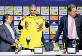  ?? COLPRENSA ?? Queiroz posa con la camisa de la Selección, junto a Jesurun y Álvaro González.