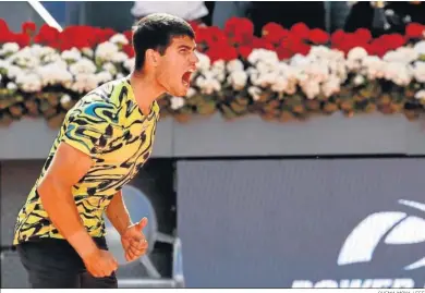  ?? MADRID
CHEMA MOYA / EFE ?? Carlos Alcaraz celebra su triunfo en las semifinale­s de Madrid ante Borna Coric.