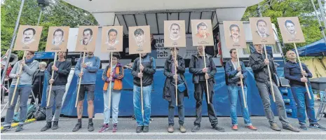  ?? FOTO: AFP ?? Gedenken an die Opfer des NSU vor dem Urteil gegen Beate Zschäpe: Demonstran­ten am Mittwoch beim Oberlandes­gericht München.