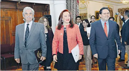  ?? KARINA DEFAS / EXPRESO ?? Acto. La canciller María Fernanda Espinosa y los ministros de Turismo, Enrique Ponce (d) y de Cultura Raúl Pérez, previo a dar los logros del sector.