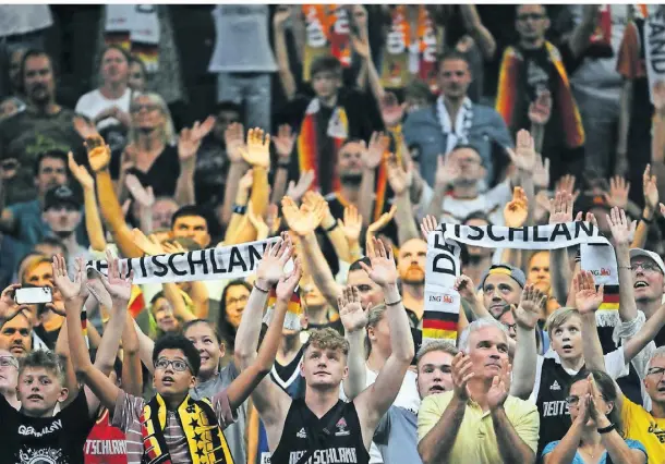  ?? FOTO: FEDERICO GAMBARINI/DPA ?? Deutsche Basketball­fans beim Spiel gegen Litauen in der EM-Vorrunde in Köln.