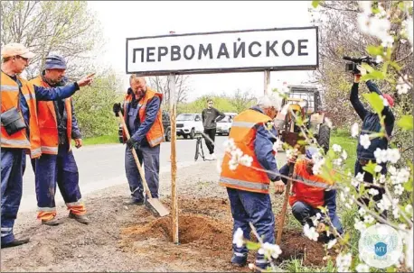  ?? REPUBLIC MINISTRY OF TRANSPORT/AFP DONETSK PEOPLE ?? Municipal workers changed Ukrainian road signs to Russian outside the city of Mariupol. The sign read ‘Pervomaisk­oe’.