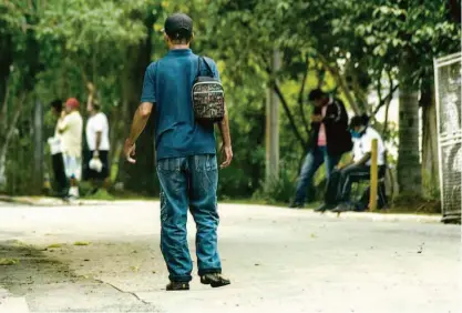  ?? Karime Xavier/folhapress ?? Usuário chega para pernoitar no abrigo do Butantã (zona oeste de SP), onde imigrantes venezuelan­os relatam casos de violência; cerca de 30 refugiados estão na unidade, vindos de Roraima há dois meses