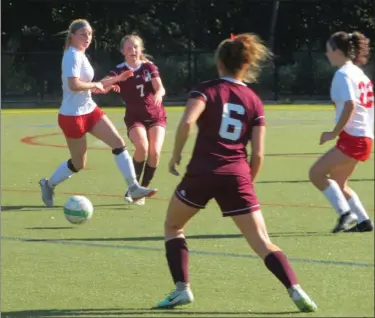  ?? ANDREW ROBINSON — MEDIANEWS GROUP ?? Abington’s Maura Day fires a pass on Friday against Upper Dublin.