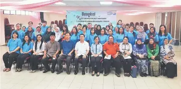  ??  ?? (Seated, from fifth left) Tang and Mohd Junaidi with single parents and their children, as well as government department representa­tives, at the closing ceremony.