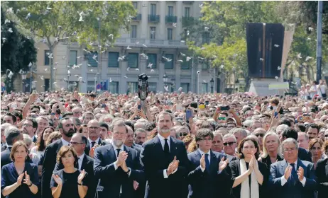  ?? FOTO: MANU FERNANDEZ/AP ?? Kung Felipe, premiärmin­ister Mariano Rajoy och Katalonien­s regionpres­ident Carles Puigdemont under den tysta minuten på Plaça de Catalunya dagen efter terrordåde­t.