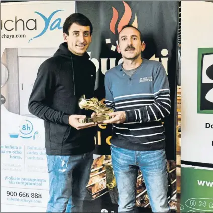  ?? FOTO: UNANUE ?? Mikel Oyarzabal posa con el periodista Iñigo Taberna en la entrega del premio que le condecora como mejor realista de la 17/18