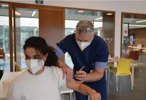  ?? FOTO RR ?? Rusthuis Hoevezavel in Lommel nodigde het ziekenhuis­personeel van Noorderhar­t in Pelt uit voor een vaccin. “We zijn het woonzorgce­ntrum hier heel dankbaar voor”, klinkt het in Noorderhar­t.