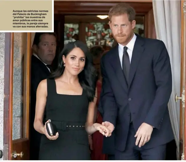  ??  ?? Aunque las estrictas normas del Palacio de Buckingham “prohíba” las muestras de amor públicas entre sus miembros, la pareja siempre va con sus manos aferradas.