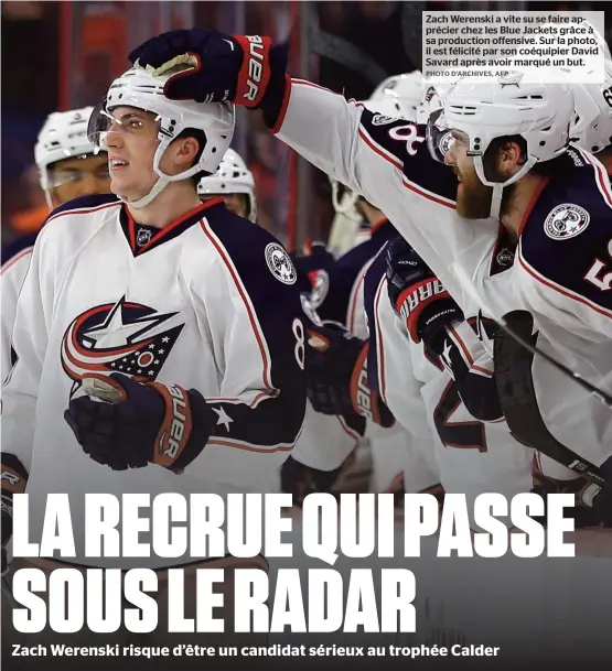  ??  ?? Zach Werenski a vite su se faire apprécier chez les Blue Jackets grâce à sa production offensive. Sur la photo, il est félicité par son coéquipier David Savard après avoir marqué un but.