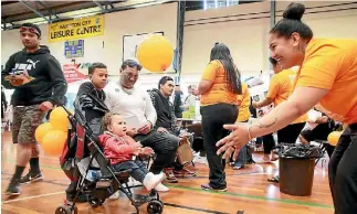  ?? PHOTO: MARK TAYLOR/STUFF ?? Pinnacle Health’s Puru Olsen plays with 14-month-old Bently Houkamau while dad Karl Nathan and brother Ngatai watch on.