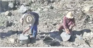  ?? FOTOGRAFÍA­S: ANTONIO MONTAÑEZ ?? Dos picapedrer­os trabajando en una cantera de El Valdés.