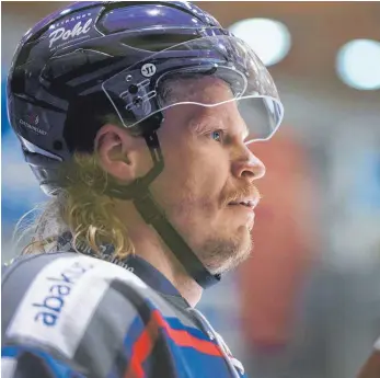  ?? FOTO: FELIX KÄSTLE ?? Verteidige­r Lukas Slavetinsk­y erhält für die neue DEL-2-Saison keinen Vertrag mehr bei den Ravensburg Towerstars.