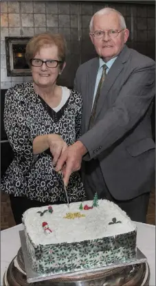  ??  ?? Shelia Fortune and Greg Ryan cutting the Christmas cake.