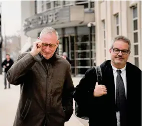  ?? John Minchillo / AP ?? El expresiden­te de ESPN John Skipper (izq.) sale de un tribunal federal en Nueva York luego de declarar en el caso de corrupción de la FIFA.