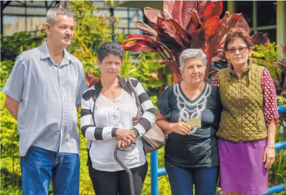  ?? JOSÉ CORDERO ?? A Jorge Lemaitre, Rosibel Rowe, Celia Castro y Rocío Saborío les colocaron este dispositiv­o en el Hospital México y, hasta ahora, por una investigac­ión de la Defensoría de los Habitantes, se enteran de que mató a 300 personas en otros países y es ‘potencialm­ente mortal’.