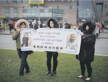  ??  ?? Protesters outside Alder Hey Hospital where Alfie Evans is receiving care